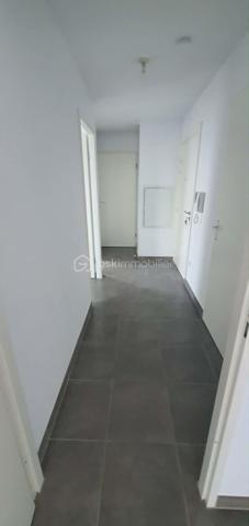 Résidence les roches brunes.
Découvrez cet appartement lumineux de 61m² situé au deuxième et dernier étage d'un immeuble récent (2010), parfait pour ceux en quête de tranquillité avec une touche urbaine. Ce bien se trouve dans un environnement accueillant, assurant un cadre de vie paisible et agréable.

Avec ses trois pièces bien agencées, (salon-séjour de 29m2) cet appartement offre une belle terrasse de 7m2 pour vos moments de détente. Profitez de son emplacement avec parking privé et sécurisé. 

Informations complémentaires :
- accès PMR
- ascenseur
- double vitrage et volets roulants
- interphone