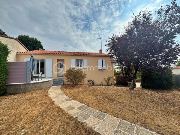 Découvrez cette charmante maison, nichée dans un environnement apaisant, à quelques pas des commodités urbaines. Construit en 1980, ce bien offre une vie confortable idéale pour une grande famille, ou pour ceux qui aiment recevoir. Profitez de ses 136 m² habitables repartis sur 8 pièces généreuses. 

Lumineuse et fonctionnelle, elle séduit par ses beaux volumes et son agencement ergonomique. La maison est en excellent état, sans travaux à prévoir.

Composition du bien :
Salon/Séjour de 28 m² 
3 chambres de plus de 10 m² avec placards
1 Cuisine Aménagée de 11 m² 
Salle d'eau et bain
WC

Au sous-sol :
Un appartement d'environ 50 m² avec une belle pièce de vie et cuisine de 23 m²
Deux chambres de 13 et 8 m² chacune
Salle d’eau
WC
Idéal pour de la location courte durée ou loger famille et amis (A proximité du Puy du Fou)

Extérieurs et équipements :
Terrain clos de 800 m²
Terrasse d'environ 16 m²
Garage de 36 m²
Chauffage par climatisation réversible
Ballon thermodynamique

À deux pas des écoles et commerces, facilité d'accès aux transports en commun pour rejoindre aisément votre destination quotidienne. Laissez-vous tenter par le potentiel de cette maison et son cadre convivial et pratique ! Contactez GUILLAUME CHATAIGNIER pour toute visite ou information supplémentaire.