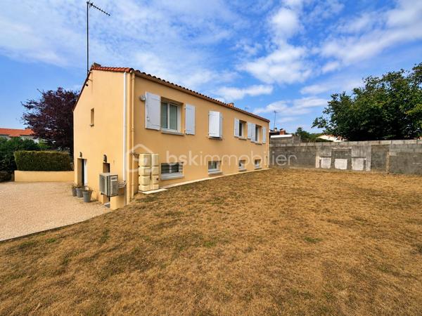 Découvrez cette charmante maison, nichée dans un environnement apaisant, à quelques pas des commodités urbaines. Construit en 1980, ce bien offre une vie confortable idéale pour une grande famille, ou pour ceux qui aiment recevoir. Profitez de ses 136 m² habitables repartis sur 8 pièces généreuses. 

Lumineuse et fonctionnelle, elle séduit par ses beaux volumes et son agencement ergonomique. La maison est en excellent état, sans travaux à prévoir.

Composition du bien :
Salon/Séjour de 28 m² 
3 chambres de plus de 10 m² avec placards
1 Cuisine Aménagée de 11 m² 
Salle d'eau et bain
WC

Au sous-sol :
Un appartement d'environ 50 m² avec une belle pièce de vie et cuisine de 23 m²
Deux chambres de 13 et 8 m² chacune
Salle d’eau
WC
Idéal pour de la location courte durée ou loger famille et amis (A proximité du Puy du Fou)

Extérieurs et équipements :
Terrain clos de 800 m²
Terrasse d'environ 16 m²
Garage de 36 m²
Chauffage par climatisation réversible
Ballon thermodynamique

À deux pas des écoles et commerces, facilité d'accès aux transports en commun pour rejoindre aisément votre destination quotidienne. Laissez-vous tenter par le potentiel de cette maison et son cadre convivial et pratique ! Contactez GUILLAUME CHATAIGNIER pour toute visite ou information supplémentaire.