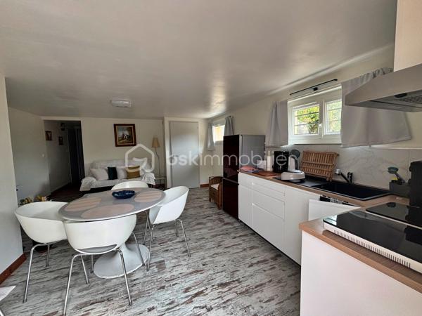 Découvrez cette charmante maison, nichée dans un environnement apaisant, à quelques pas des commodités urbaines. Construit en 1980, ce bien offre une vie confortable idéale pour une grande famille, ou pour ceux qui aiment recevoir. Profitez de ses 136 m² habitables repartis sur 8 pièces généreuses. 

Lumineuse et fonctionnelle, elle séduit par ses beaux volumes et son agencement ergonomique. La maison est en excellent état, sans travaux à prévoir.

Composition du bien :
Salon/Séjour de 28 m² 
3 chambres de plus de 10 m² avec placards
1 Cuisine Aménagée de 11 m² 
Salle d'eau et bain
WC

Au sous-sol :
Un appartement d'environ 50 m² avec une belle pièce de vie et cuisine de 23 m²
Deux chambres de 13 et 8 m² chacune
Salle d’eau
WC
Idéal pour de la location courte durée ou loger famille et amis (A proximité du Puy du Fou)

Extérieurs et équipements :
Terrain clos de 800 m²
Terrasse d'environ 16 m²
Garage de 36 m²
Chauffage par climatisation réversible
Ballon thermodynamique

À deux pas des écoles et commerces, facilité d'accès aux transports en commun pour rejoindre aisément votre destination quotidienne. Laissez-vous tenter par le potentiel de cette maison et son cadre convivial et pratique ! Contactez GUILLAUME CHATAIGNIER pour toute visite ou information supplémentaire.