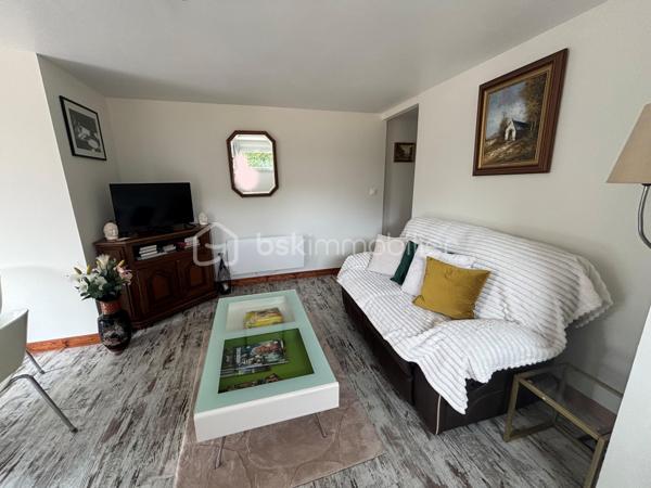 Découvrez cette charmante maison, nichée dans un environnement apaisant, à quelques pas des commodités urbaines. Construit en 1980, ce bien offre une vie confortable idéale pour une grande famille, ou pour ceux qui aiment recevoir. Profitez de ses 136 m² habitables repartis sur 8 pièces généreuses. 

Lumineuse et fonctionnelle, elle séduit par ses beaux volumes et son agencement ergonomique. La maison est en excellent état, sans travaux à prévoir.

Composition du bien :
Salon/Séjour de 28 m² 
3 chambres de plus de 10 m² avec placards
1 Cuisine Aménagée de 11 m² 
Salle d'eau et bain
WC

Au sous-sol :
Un appartement d'environ 50 m² avec une belle pièce de vie et cuisine de 23 m²
Deux chambres de 13 et 8 m² chacune
Salle d’eau
WC
Idéal pour de la location courte durée ou loger famille et amis (A proximité du Puy du Fou)

Extérieurs et équipements :
Terrain clos de 800 m²
Terrasse d'environ 16 m²
Garage de 36 m²
Chauffage par climatisation réversible
Ballon thermodynamique

À deux pas des écoles et commerces, facilité d'accès aux transports en commun pour rejoindre aisément votre destination quotidienne. Laissez-vous tenter par le potentiel de cette maison et son cadre convivial et pratique ! Contactez GUILLAUME CHATAIGNIER pour toute visite ou information supplémentaire.
