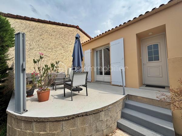 Découvrez cette charmante maison, nichée dans un environnement apaisant, à quelques pas des commodités urbaines. Construit en 1980, ce bien offre une vie confortable idéale pour une grande famille, ou pour ceux qui aiment recevoir. Profitez de ses 136 m² habitables repartis sur 8 pièces généreuses. 

Lumineuse et fonctionnelle, elle séduit par ses beaux volumes et son agencement ergonomique. La maison est en excellent état, sans travaux à prévoir.

Composition du bien :
Salon/Séjour de 28 m² 
3 chambres de plus de 10 m² avec placards
1 Cuisine Aménagée de 11 m² 
Salle d'eau et bain
WC

Au sous-sol :
Un appartement d'environ 50 m² avec une belle pièce de vie et cuisine de 23 m²
Deux chambres de 13 et 8 m² chacune
Salle d’eau
WC
Idéal pour de la location courte durée ou loger famille et amis (A proximité du Puy du Fou)

Extérieurs et équipements :
Terrain clos de 800 m²
Terrasse d'environ 16 m²
Garage de 36 m²
Chauffage par climatisation réversible
Ballon thermodynamique

À deux pas des écoles et commerces, facilité d'accès aux transports en commun pour rejoindre aisément votre destination quotidienne. Laissez-vous tenter par le potentiel de cette maison et son cadre convivial et pratique ! Contactez GUILLAUME CHATAIGNIER pour toute visite ou information supplémentaire.