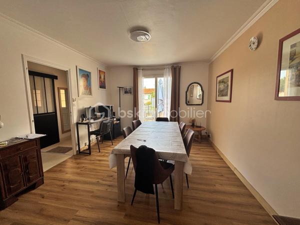 Découvrez cette charmante maison, nichée dans un environnement apaisant, à quelques pas des commodités urbaines. Construit en 1980, ce bien offre une vie confortable idéale pour une grande famille, ou pour ceux qui aiment recevoir. Profitez de ses 136 m² habitables repartis sur 8 pièces généreuses. 

Lumineuse et fonctionnelle, elle séduit par ses beaux volumes et son agencement ergonomique. La maison est en excellent état, sans travaux à prévoir.

Composition du bien :
Salon/Séjour de 28 m² 
3 chambres de plus de 10 m² avec placards
1 Cuisine Aménagée de 11 m² 
Salle d'eau et bain
WC

Au sous-sol :
Un appartement d'environ 50 m² avec une belle pièce de vie et cuisine de 23 m²
Deux chambres de 13 et 8 m² chacune
Salle d’eau
WC
Idéal pour de la location courte durée ou loger famille et amis (A proximité du Puy du Fou)

Extérieurs et équipements :
Terrain clos de 800 m²
Terrasse d'environ 16 m²
Garage de 36 m²
Chauffage par climatisation réversible
Ballon thermodynamique

À deux pas des écoles et commerces, facilité d'accès aux transports en commun pour rejoindre aisément votre destination quotidienne. Laissez-vous tenter par le potentiel de cette maison et son cadre convivial et pratique ! Contactez GUILLAUME CHATAIGNIER pour toute visite ou information supplémentaire.