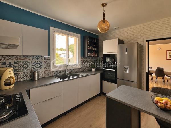 Découvrez cette charmante maison, nichée dans un environnement apaisant, à quelques pas des commodités urbaines. Construit en 1980, ce bien offre une vie confortable idéale pour une grande famille, ou pour ceux qui aiment recevoir. Profitez de ses 136 m² habitables repartis sur 8 pièces généreuses. 

Lumineuse et fonctionnelle, elle séduit par ses beaux volumes et son agencement ergonomique. La maison est en excellent état, sans travaux à prévoir.

Composition du bien :
Salon/Séjour de 28 m² 
3 chambres de plus de 10 m² avec placards
1 Cuisine Aménagée de 11 m² 
Salle d'eau et bain
WC

Au sous-sol :
Un appartement d'environ 50 m² avec une belle pièce de vie et cuisine de 23 m²
Deux chambres de 13 et 8 m² chacune
Salle d’eau
WC
Idéal pour de la location courte durée ou loger famille et amis (A proximité du Puy du Fou)

Extérieurs et équipements :
Terrain clos de 800 m²
Terrasse d'environ 16 m²
Garage de 36 m²
Chauffage par climatisation réversible
Ballon thermodynamique

À deux pas des écoles et commerces, facilité d'accès aux transports en commun pour rejoindre aisément votre destination quotidienne. Laissez-vous tenter par le potentiel de cette maison et son cadre convivial et pratique ! Contactez GUILLAUME CHATAIGNIER pour toute visite ou information supplémentaire.
