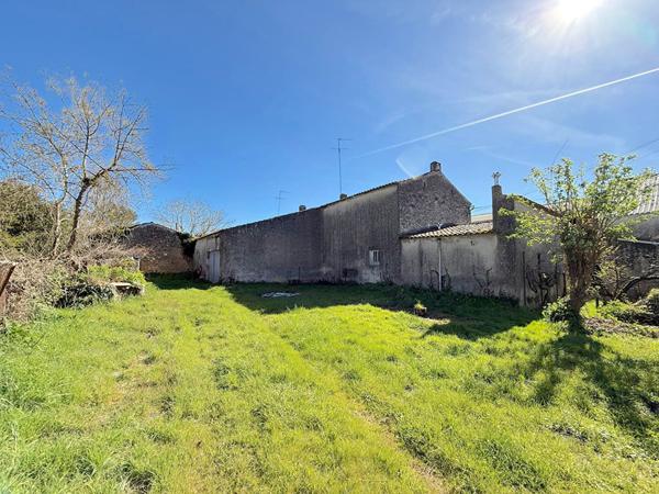 A VENDRE MAISON EN PIERRE AVEC JARDIN ET GARAGE - SECTEUR BLAYE - CARTELEGUES , Blaye