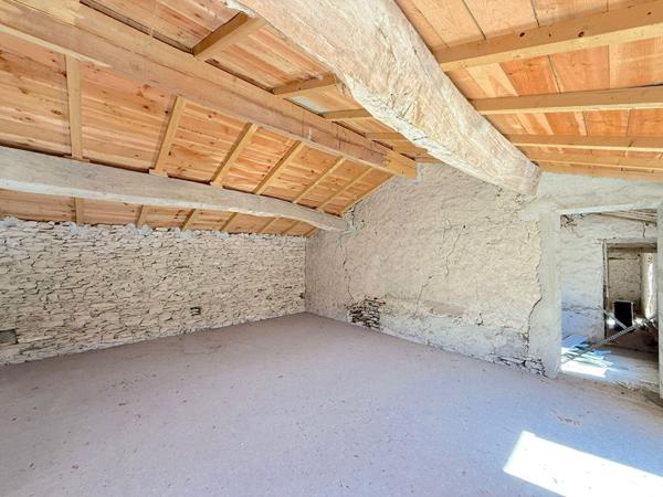 A VENDRE MAISON EN PIERRE AVEC JARDIN ET GARAGE - SECTEUR BLAYE - CARTELEGUES , Blaye