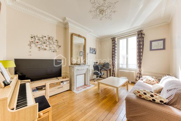 Au sein d’un immeuble ancien, découvrez cet appartement de 69 m² en rez-de-chaussée surélevé, un atout qui se remarque rapidement depuis la devanture : les passants ne passent pas directement devant les fenêtres. L’appartement a conservé de beaux éléments d’époque : parquet d’origine, moulures au plafond et belle hauteur sous plafond.

L’appartement se compose d’un couloir desservant l’ensemble des pièces, d’un salon, d’une cuisine séparée permettant d’installer une table pour les repas, ainsi que de deux grandes chambres. Il bénéficie également d’une salle de bains avec baignoire. Grâce à sa configuration en rez-de-chaussée surélevé, l’appartement profite d’une luminosité appréciable.

Une cave complète le bien. Les habitants disposent également d’un petit jardin commun à l’arrière de l’immeuble, actuellement utilisé par les résidents, ainsi que d’un espace dédié au stationnement des vélos.

Côté transports, le RER A de Fontenay-sous-Bois se trouve à seulement 6 minutes à pied.

Un appartement au caractère authentique, idéal pour celles et ceux qui recherchent le charme de l’ancien et un accès pratique aux transports.