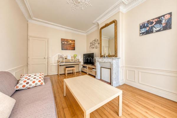 Au sein d’un immeuble ancien, découvrez cet appartement de 69 m² en rez-de-chaussée surélevé, un atout qui se remarque rapidement depuis la devanture : les passants ne passent pas directement devant les fenêtres. L’appartement a conservé de beaux éléments d’époque : parquet d’origine, moulures au plafond et belle hauteur sous plafond.

L’appartement se compose d’un couloir desservant l’ensemble des pièces, d’un salon, d’une cuisine séparée permettant d’installer une table pour les repas, ainsi que de deux grandes chambres. Il bénéficie également d’une salle de bains avec baignoire. Grâce à sa configuration en rez-de-chaussée surélevé, l’appartement profite d’une luminosité appréciable.

Une cave complète le bien. Les habitants disposent également d’un petit jardin commun à l’arrière de l’immeuble, actuellement utilisé par les résidents, ainsi que d’un espace dédié au stationnement des vélos.

Côté transports, le RER A de Fontenay-sous-Bois se trouve à seulement 6 minutes à pied.

Un appartement au caractère authentique, idéal pour celles et ceux qui recherchent le charme de l’ancien et un accès pratique aux transports.