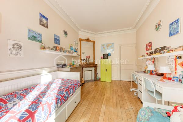 Au sein d’un immeuble ancien, découvrez cet appartement de 69 m² en rez-de-chaussée surélevé, un atout qui se remarque rapidement depuis la devanture : les passants ne passent pas directement devant les fenêtres. L’appartement a conservé de beaux éléments d’époque : parquet d’origine, moulures au plafond et belle hauteur sous plafond.

L’appartement se compose d’un couloir desservant l’ensemble des pièces, d’un salon, d’une cuisine séparée permettant d’installer une table pour les repas, ainsi que de deux grandes chambres. Il bénéficie également d’une salle de bains avec baignoire. Grâce à sa configuration en rez-de-chaussée surélevé, l’appartement profite d’une luminosité appréciable.

Une cave complète le bien. Les habitants disposent également d’un petit jardin commun à l’arrière de l’immeuble, actuellement utilisé par les résidents, ainsi que d’un espace dédié au stationnement des vélos.

Côté transports, le RER A de Fontenay-sous-Bois se trouve à seulement 6 minutes à pied.

Un appartement au caractère authentique, idéal pour celles et ceux qui recherchent le charme de l’ancien et un accès pratique aux transports.