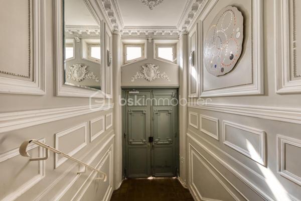 Au sein d’un immeuble ancien, découvrez cet appartement de 69 m² en rez-de-chaussée surélevé, un atout qui se remarque rapidement depuis la devanture : les passants ne passent pas directement devant les fenêtres. L’appartement a conservé de beaux éléments d’époque : parquet d’origine, moulures au plafond et belle hauteur sous plafond.

L’appartement se compose d’un couloir desservant l’ensemble des pièces, d’un salon, d’une cuisine séparée permettant d’installer une table pour les repas, ainsi que de deux grandes chambres. Il bénéficie également d’une salle de bains avec baignoire. Grâce à sa configuration en rez-de-chaussée surélevé, l’appartement profite d’une luminosité appréciable.

Une cave complète le bien. Les habitants disposent également d’un petit jardin commun à l’arrière de l’immeuble, actuellement utilisé par les résidents, ainsi que d’un espace dédié au stationnement des vélos.

Côté transports, le RER A de Fontenay-sous-Bois se trouve à seulement 6 minutes à pied.

Un appartement au caractère authentique, idéal pour celles et ceux qui recherchent le charme de l’ancien et un accès pratique aux transports.