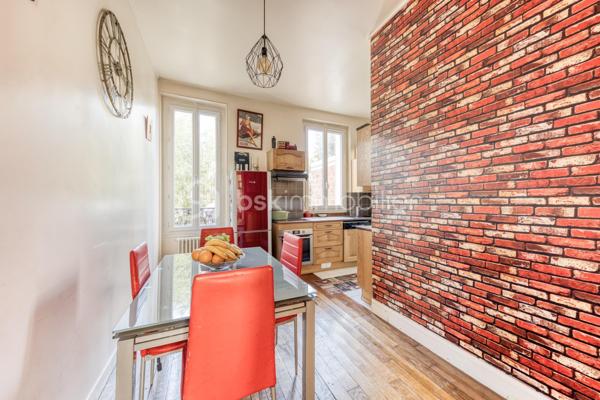 Au sein d’un immeuble ancien, découvrez cet appartement de 69 m² en rez-de-chaussée surélevé, un atout qui se remarque rapidement depuis la devanture : les passants ne passent pas directement devant les fenêtres. L’appartement a conservé de beaux éléments d’époque : parquet d’origine, moulures au plafond et belle hauteur sous plafond.

L’appartement se compose d’un couloir desservant l’ensemble des pièces, d’un salon, d’une cuisine séparée permettant d’installer une table pour les repas, ainsi que de deux grandes chambres. Il bénéficie également d’une salle de bains avec baignoire. Grâce à sa configuration en rez-de-chaussée surélevé, l’appartement profite d’une luminosité appréciable.

Une cave complète le bien. Les habitants disposent également d’un petit jardin commun à l’arrière de l’immeuble, actuellement utilisé par les résidents, ainsi que d’un espace dédié au stationnement des vélos.

Côté transports, le RER A de Fontenay-sous-Bois se trouve à seulement 6 minutes à pied.

Un appartement au caractère authentique, idéal pour celles et ceux qui recherchent le charme de l’ancien et un accès pratique aux transports.