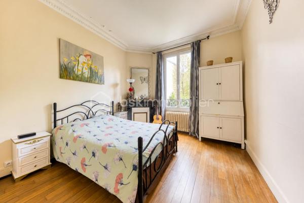 Au sein d’un immeuble ancien, découvrez cet appartement de 69 m² en rez-de-chaussée surélevé, un atout qui se remarque rapidement depuis la devanture : les passants ne passent pas directement devant les fenêtres. L’appartement a conservé de beaux éléments d’époque : parquet d’origine, moulures au plafond et belle hauteur sous plafond.

L’appartement se compose d’un couloir desservant l’ensemble des pièces, d’un salon, d’une cuisine séparée permettant d’installer une table pour les repas, ainsi que de deux grandes chambres. Il bénéficie également d’une salle de bains avec baignoire. Grâce à sa configuration en rez-de-chaussée surélevé, l’appartement profite d’une luminosité appréciable.

Une cave complète le bien. Les habitants disposent également d’un petit jardin commun à l’arrière de l’immeuble, actuellement utilisé par les résidents, ainsi que d’un espace dédié au stationnement des vélos.

Côté transports, le RER A de Fontenay-sous-Bois se trouve à seulement 6 minutes à pied.

Un appartement au caractère authentique, idéal pour celles et ceux qui recherchent le charme de l’ancien et un accès pratique aux transports.