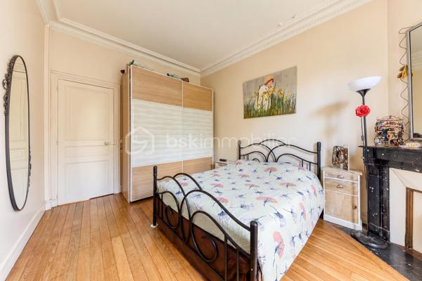 Au sein d’un immeuble ancien, découvrez cet appartement de 69 m² en rez-de-chaussée surélevé, un atout qui se remarque rapidement depuis la devanture : les passants ne passent pas directement devant les fenêtres. L’appartement a conservé de beaux éléments d’époque : parquet d’origine, moulures au plafond et belle hauteur sous plafond.

L’appartement se compose d’un couloir desservant l’ensemble des pièces, d’un salon, d’une cuisine séparée permettant d’installer une table pour les repas, ainsi que de deux grandes chambres. Il bénéficie également d’une salle de bains avec baignoire. Grâce à sa configuration en rez-de-chaussée surélevé, l’appartement profite d’une luminosité appréciable.

Une cave complète le bien. Les habitants disposent également d’un petit jardin commun à l’arrière de l’immeuble, actuellement utilisé par les résidents, ainsi que d’un espace dédié au stationnement des vélos.

Côté transports, le RER A de Fontenay-sous-Bois se trouve à seulement 6 minutes à pied.

Un appartement au caractère authentique, idéal pour celles et ceux qui recherchent le charme de l’ancien et un accès pratique aux transports.