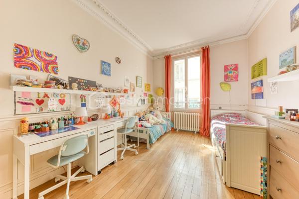 Au sein d’un immeuble ancien, découvrez cet appartement de 69 m² en rez-de-chaussée surélevé, un atout qui se remarque rapidement depuis la devanture : les passants ne passent pas directement devant les fenêtres. L’appartement a conservé de beaux éléments d’époque : parquet d’origine, moulures au plafond et belle hauteur sous plafond.

L’appartement se compose d’un couloir desservant l’ensemble des pièces, d’un salon, d’une cuisine séparée permettant d’installer une table pour les repas, ainsi que de deux grandes chambres. Il bénéficie également d’une salle de bains avec baignoire. Grâce à sa configuration en rez-de-chaussée surélevé, l’appartement profite d’une luminosité appréciable.

Une cave complète le bien. Les habitants disposent également d’un petit jardin commun à l’arrière de l’immeuble, actuellement utilisé par les résidents, ainsi que d’un espace dédié au stationnement des vélos.

Côté transports, le RER A de Fontenay-sous-Bois se trouve à seulement 6 minutes à pied.

Un appartement au caractère authentique, idéal pour celles et ceux qui recherchent le charme de l’ancien et un accès pratique aux transports.