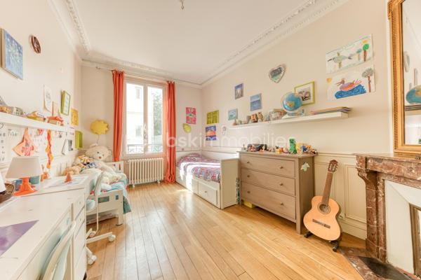 Au sein d’un immeuble ancien, découvrez cet appartement de 69 m² en rez-de-chaussée surélevé, un atout qui se remarque rapidement depuis la devanture : les passants ne passent pas directement devant les fenêtres. L’appartement a conservé de beaux éléments d’époque : parquet d’origine, moulures au plafond et belle hauteur sous plafond.

L’appartement se compose d’un couloir desservant l’ensemble des pièces, d’un salon, d’une cuisine séparée permettant d’installer une table pour les repas, ainsi que de deux grandes chambres. Il bénéficie également d’une salle de bains avec baignoire. Grâce à sa configuration en rez-de-chaussée surélevé, l’appartement profite d’une luminosité appréciable.

Une cave complète le bien. Les habitants disposent également d’un petit jardin commun à l’arrière de l’immeuble, actuellement utilisé par les résidents, ainsi que d’un espace dédié au stationnement des vélos.

Côté transports, le RER A de Fontenay-sous-Bois se trouve à seulement 6 minutes à pied.

Un appartement au caractère authentique, idéal pour celles et ceux qui recherchent le charme de l’ancien et un accès pratique aux transports.