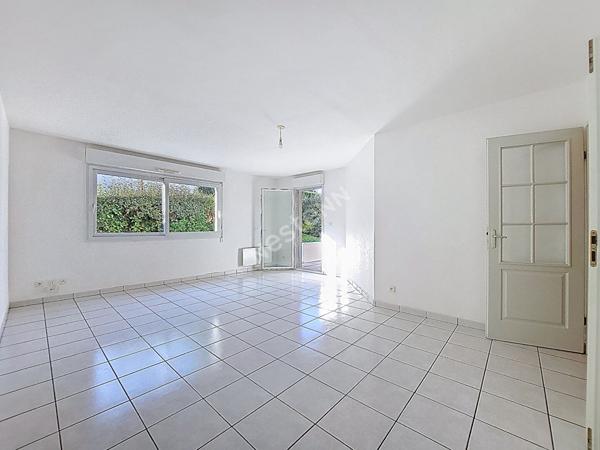 Orvault Haute Vallée - Mulonnière : En vente Superbe Appartement de 75M² en rez de jardin avec terrasse couverte, parfaitement agencé : 4 placards intérieurs, 1 cellier, 1 cave, 1 garage clos.
