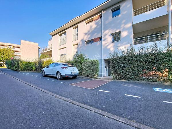 Orvault Haute Vallée - Mulonnière : En vente Superbe Appartement de 75M² en rez de jardin avec terrasse couverte, parfaitement agencé : 4 placards intérieurs, 1 cellier, 1 cave, 1 garage clos.