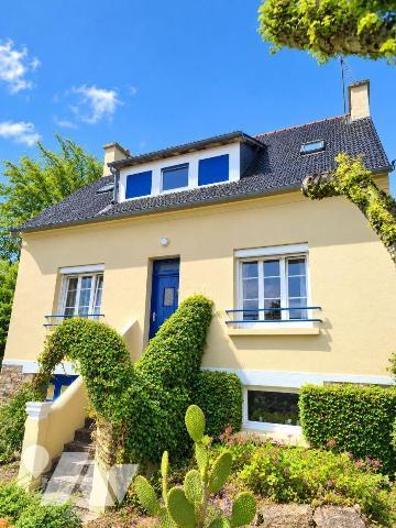 Une maison à usage d'habitation édifiée sur sous-sol complet, ayant :
- au rez-de-chaussée : u...