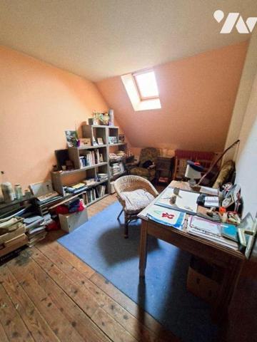 Une maison à usage d'habitation édifiée sur sous-sol complet, ayant :
- au rez-de-chaussée : u...