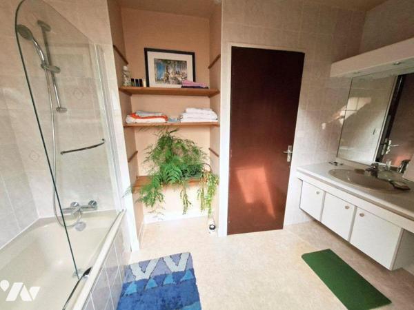 Une maison à usage d'habitation édifiée sur sous-sol complet, ayant :
- au rez-de-chaussée : u...