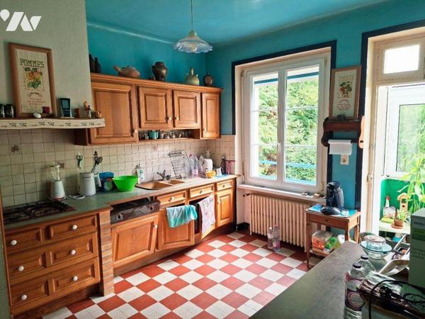 Une maison à usage d'habitation édifiée sur sous-sol complet, ayant :
- au rez-de-chaussée : u...