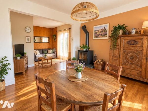 Une maison à usage d'habitation édifiée sur sous-sol complet, ayant :
- au rez-de-chaussée : u...