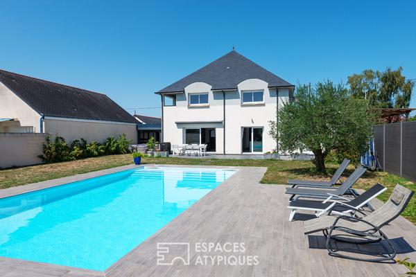 Maison contemporaine avec piscine et jardin