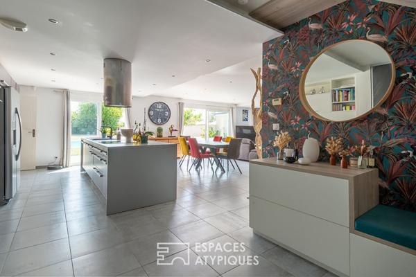 Maison contemporaine avec piscine et jardin