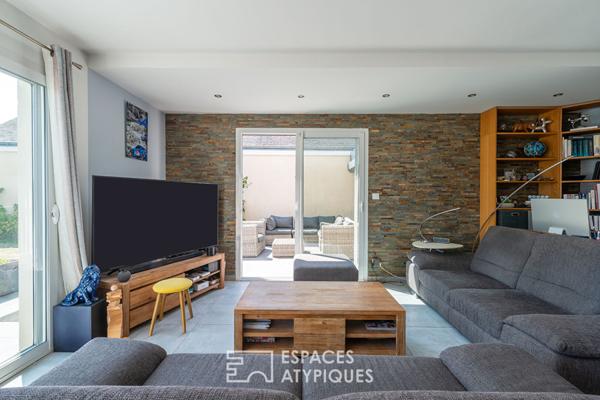 Maison contemporaine avec piscine et jardin