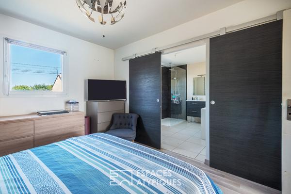 Maison contemporaine avec piscine et jardin