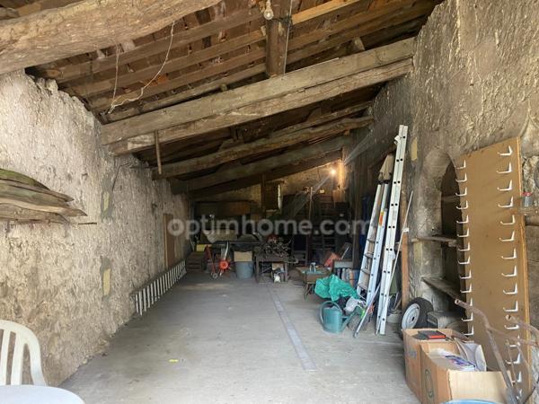 Maison en pierre avec chai et terrain de 8 000 m²