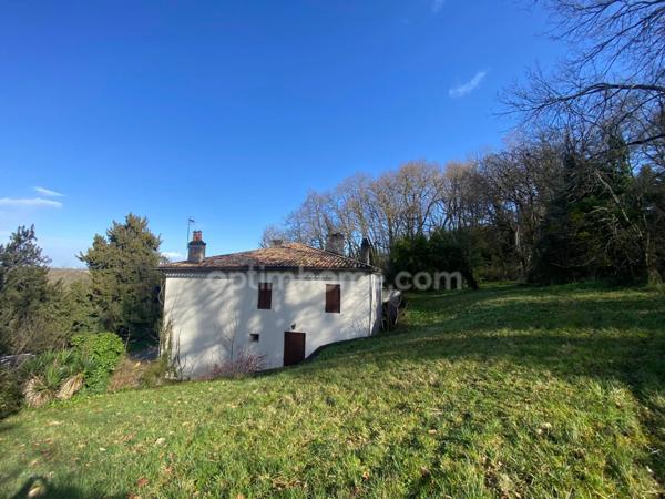 Maison en pierre avec chai et terrain de 8 000 m²