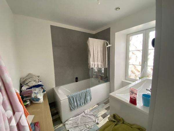 maison de village jumelée par pignon sur cave et trois niveaux 90,89 m² jardin arrière - S/227 m²