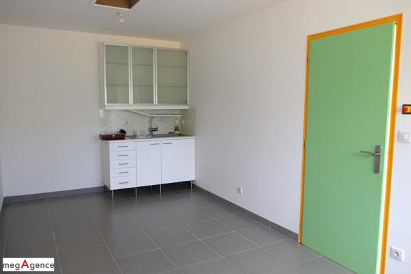Immeuble à SAINT-GERMAIN-LES-VERGNES, 19330 - 299m²
