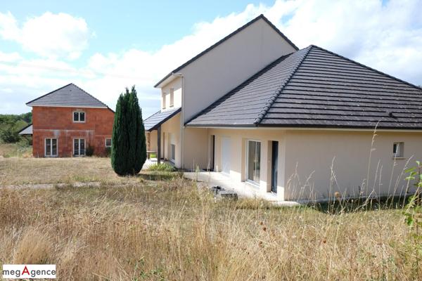 Immeuble à SAINT-GERMAIN-LES-VERGNES, 19330 - 299m²