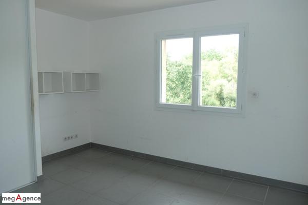 Immeuble à SAINT-GERMAIN-LES-VERGNES, 19330 - 299m²