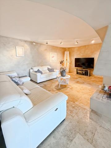 Maison de 157 m2, piscine et terrain de 3715 m2 à COUCHES (71)