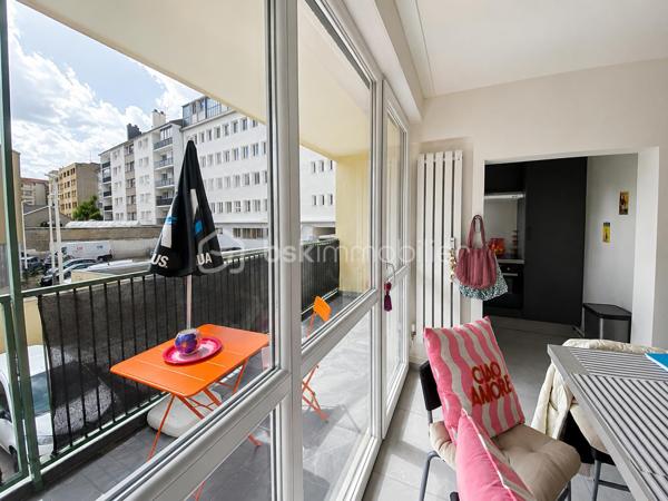 EN EXCLUSIVITE.
Dans une résidence calme et bien entretenue, cet appartement bénéficie d'un Emplacement stratégique à 3 min à pied de la gare et du quartier MUSE
Très lumineux grâce à ses grandes baies vitrés, il a profité d'une RENOVATION de qualité.
L'entrée s'ouvre une agréable pièce de vie, elle-même ouverte sur un grand balcon, le coin cuisine est aménagé et équipé.
La salle de douche et WC dispose d'un plan vasque et d'un sèche serviette.
Une grande chambre, elle même ouverte sur le balcon profite d'un espace dressing aménagé.

-Les charges de copropriété sont tout inclus (chauffage, eau, ascenseur) 
-Travaux de toiture votés et payés
-ASCENSEUR
-FENETRES DOUBLE PVC NEUVES

Je reste disponible avec plaisir pour découvrir ce joli cocon.