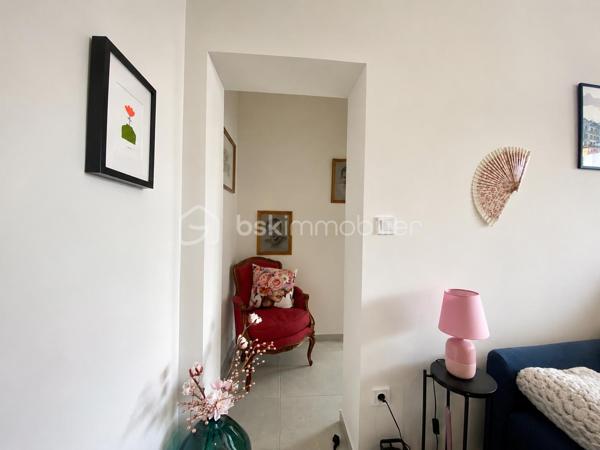 EN EXCLUSIVITE.
Dans une résidence calme et bien entretenue, cet appartement bénéficie d'un Emplacement stratégique à 3 min à pied de la gare et du quartier MUSE
Très lumineux grâce à ses grandes baies vitrés, il a profité d'une RENOVATION de qualité.
L'entrée s'ouvre une agréable pièce de vie, elle-même ouverte sur un grand balcon, le coin cuisine est aménagé et équipé.
La salle de douche et WC dispose d'un plan vasque et d'un sèche serviette.
Une grande chambre, elle même ouverte sur le balcon profite d'un espace dressing aménagé.

-Les charges de copropriété sont tout inclus (chauffage, eau, ascenseur) 
-Travaux de toiture votés et payés
-ASCENSEUR
-FENETRES DOUBLE PVC NEUVES

Je reste disponible avec plaisir pour découvrir ce joli cocon.