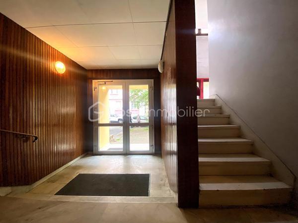EN EXCLUSIVITE.
Dans une résidence calme et bien entretenue, cet appartement bénéficie d'un Emplacement stratégique à 3 min à pied de la gare et du quartier MUSE
Très lumineux grâce à ses grandes baies vitrés, il a profité d'une RENOVATION de qualité.
L'entrée s'ouvre une agréable pièce de vie, elle-même ouverte sur un grand balcon, le coin cuisine est aménagé et équipé.
La salle de douche et WC dispose d'un plan vasque et d'un sèche serviette.
Une grande chambre, elle même ouverte sur le balcon profite d'un espace dressing aménagé.

-Les charges de copropriété sont tout inclus (chauffage, eau, ascenseur) 
-Travaux de toiture votés et payés
-ASCENSEUR
-FENETRES DOUBLE PVC NEUVES

Je reste disponible avec plaisir pour découvrir ce joli cocon.