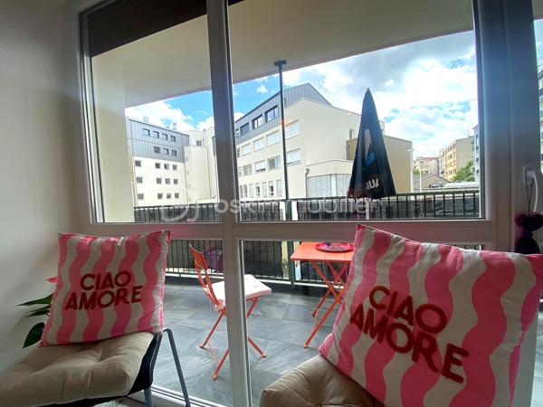 EN EXCLUSIVITE.
Dans une résidence calme et bien entretenue, cet appartement bénéficie d'un Emplacement stratégique à 3 min à pied de la gare et du quartier MUSE
Très lumineux grâce à ses grandes baies vitrés, il a profité d'une RENOVATION de qualité.
L'entrée s'ouvre une agréable pièce de vie, elle-même ouverte sur un grand balcon, le coin cuisine est aménagé et équipé.
La salle de douche et WC dispose d'un plan vasque et d'un sèche serviette.
Une grande chambre, elle même ouverte sur le balcon profite d'un espace dressing aménagé.

-Les charges de copropriété sont tout inclus (chauffage, eau, ascenseur) 
-Travaux de toiture votés et payés
-ASCENSEUR
-FENETRES DOUBLE PVC NEUVES

Je reste disponible avec plaisir pour découvrir ce joli cocon.