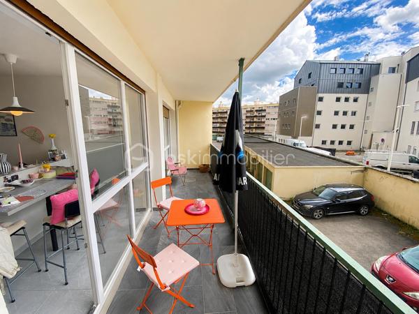 EN EXCLUSIVITE.
Dans une résidence calme et bien entretenue, cet appartement bénéficie d'un Emplacement stratégique à 3 min à pied de la gare et du quartier MUSE
Très lumineux grâce à ses grandes baies vitrés, il a profité d'une RENOVATION de qualité.
L'entrée s'ouvre une agréable pièce de vie, elle-même ouverte sur un grand balcon, le coin cuisine est aménagé et équipé.
La salle de douche et WC dispose d'un plan vasque et d'un sèche serviette.
Une grande chambre, elle même ouverte sur le balcon profite d'un espace dressing aménagé.

-Les charges de copropriété sont tout inclus (chauffage, eau, ascenseur) 
-Travaux de toiture votés et payés
-ASCENSEUR
-FENETRES DOUBLE PVC NEUVES

Je reste disponible avec plaisir pour découvrir ce joli cocon.
