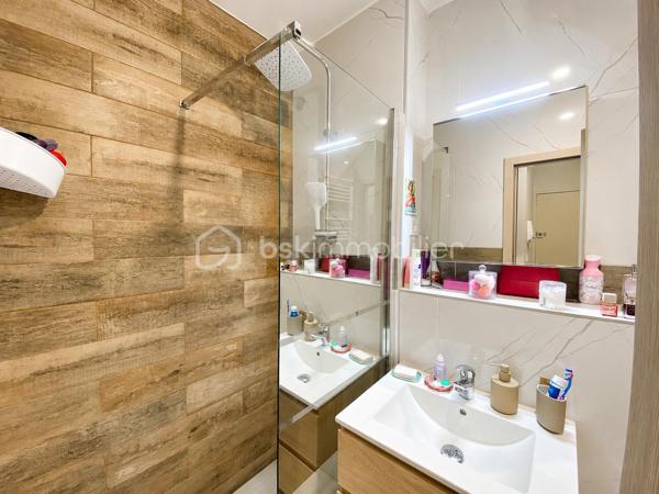 EN EXCLUSIVITE.
Dans une résidence calme et bien entretenue, cet appartement bénéficie d'un Emplacement stratégique à 3 min à pied de la gare et du quartier MUSE
Très lumineux grâce à ses grandes baies vitrés, il a profité d'une RENOVATION de qualité.
L'entrée s'ouvre une agréable pièce de vie, elle-même ouverte sur un grand balcon, le coin cuisine est aménagé et équipé.
La salle de douche et WC dispose d'un plan vasque et d'un sèche serviette.
Une grande chambre, elle même ouverte sur le balcon profite d'un espace dressing aménagé.

-Les charges de copropriété sont tout inclus (chauffage, eau, ascenseur) 
-Travaux de toiture votés et payés
-ASCENSEUR
-FENETRES DOUBLE PVC NEUVES

Je reste disponible avec plaisir pour découvrir ce joli cocon.