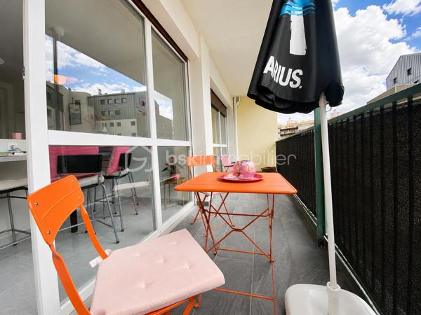 EN EXCLUSIVITE.
Dans une résidence calme et bien entretenue, cet appartement bénéficie d'un Emplacement stratégique à 3 min à pied de la gare et du quartier MUSE
Très lumineux grâce à ses grandes baies vitrés, il a profité d'une RENOVATION de qualité.
L'entrée s'ouvre une agréable pièce de vie, elle-même ouverte sur un grand balcon, le coin cuisine est aménagé et équipé.
La salle de douche et WC dispose d'un plan vasque et d'un sèche serviette.
Une grande chambre, elle même ouverte sur le balcon profite d'un espace dressing aménagé.

-Les charges de copropriété sont tout inclus (chauffage, eau, ascenseur) 
-Travaux de toiture votés et payés
-ASCENSEUR
-FENETRES DOUBLE PVC NEUVES

Je reste disponible avec plaisir pour découvrir ce joli cocon.