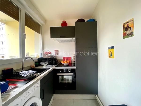 EN EXCLUSIVITE.
Dans une résidence calme et bien entretenue, cet appartement bénéficie d'un Emplacement stratégique à 3 min à pied de la gare et du quartier MUSE
Très lumineux grâce à ses grandes baies vitrés, il a profité d'une RENOVATION de qualité.
L'entrée s'ouvre une agréable pièce de vie, elle-même ouverte sur un grand balcon, le coin cuisine est aménagé et équipé.
La salle de douche et WC dispose d'un plan vasque et d'un sèche serviette.
Une grande chambre, elle même ouverte sur le balcon profite d'un espace dressing aménagé.

-Les charges de copropriété sont tout inclus (chauffage, eau, ascenseur) 
-Travaux de toiture votés et payés
-ASCENSEUR
-FENETRES DOUBLE PVC NEUVES

Je reste disponible avec plaisir pour découvrir ce joli cocon.
