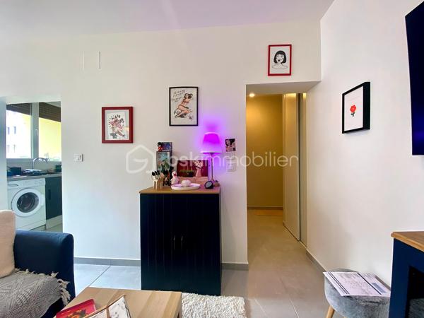 EN EXCLUSIVITE.
Dans une résidence calme et bien entretenue, cet appartement bénéficie d'un Emplacement stratégique à 3 min à pied de la gare et du quartier MUSE
Très lumineux grâce à ses grandes baies vitrés, il a profité d'une RENOVATION de qualité.
L'entrée s'ouvre une agréable pièce de vie, elle-même ouverte sur un grand balcon, le coin cuisine est aménagé et équipé.
La salle de douche et WC dispose d'un plan vasque et d'un sèche serviette.
Une grande chambre, elle même ouverte sur le balcon profite d'un espace dressing aménagé.

-Les charges de copropriété sont tout inclus (chauffage, eau, ascenseur) 
-Travaux de toiture votés et payés
-ASCENSEUR
-FENETRES DOUBLE PVC NEUVES

Je reste disponible avec plaisir pour découvrir ce joli cocon.