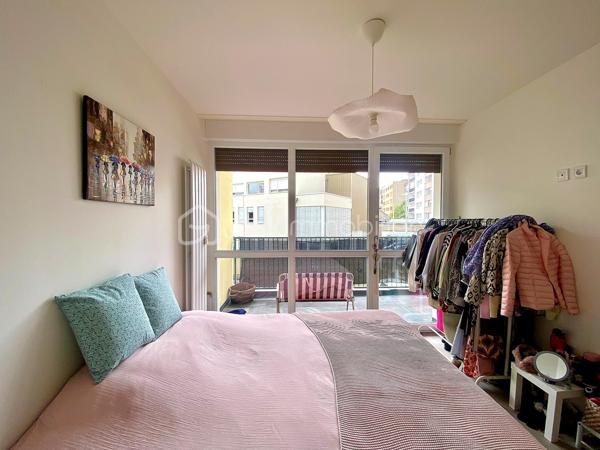 EN EXCLUSIVITE.
Dans une résidence calme et bien entretenue, cet appartement bénéficie d'un Emplacement stratégique à 3 min à pied de la gare et du quartier MUSE
Très lumineux grâce à ses grandes baies vitrés, il a profité d'une RENOVATION de qualité.
L'entrée s'ouvre une agréable pièce de vie, elle-même ouverte sur un grand balcon, le coin cuisine est aménagé et équipé.
La salle de douche et WC dispose d'un plan vasque et d'un sèche serviette.
Une grande chambre, elle même ouverte sur le balcon profite d'un espace dressing aménagé.

-Les charges de copropriété sont tout inclus (chauffage, eau, ascenseur) 
-Travaux de toiture votés et payés
-ASCENSEUR
-FENETRES DOUBLE PVC NEUVES

Je reste disponible avec plaisir pour découvrir ce joli cocon.