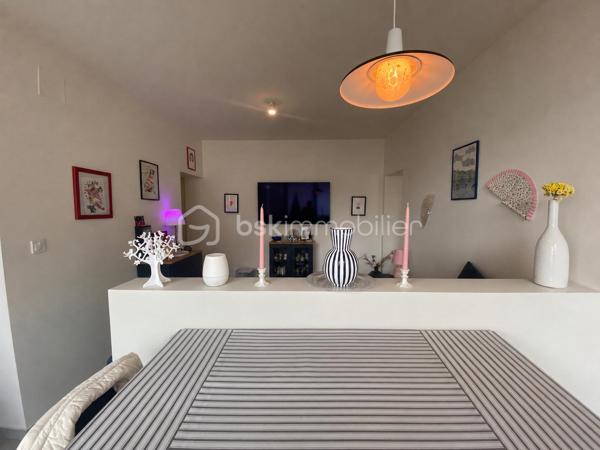 EN EXCLUSIVITE.
Dans une résidence calme et bien entretenue, cet appartement bénéficie d'un Emplacement stratégique à 3 min à pied de la gare et du quartier MUSE
Très lumineux grâce à ses grandes baies vitrés, il a profité d'une RENOVATION de qualité.
L'entrée s'ouvre une agréable pièce de vie, elle-même ouverte sur un grand balcon, le coin cuisine est aménagé et équipé.
La salle de douche et WC dispose d'un plan vasque et d'un sèche serviette.
Une grande chambre, elle même ouverte sur le balcon profite d'un espace dressing aménagé.

-Les charges de copropriété sont tout inclus (chauffage, eau, ascenseur) 
-Travaux de toiture votés et payés
-ASCENSEUR
-FENETRES DOUBLE PVC NEUVES

Je reste disponible avec plaisir pour découvrir ce joli cocon.
