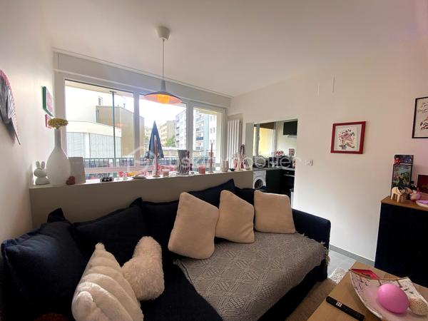 EN EXCLUSIVITE.
Dans une résidence calme et bien entretenue, cet appartement bénéficie d'un Emplacement stratégique à 3 min à pied de la gare et du quartier MUSE
Très lumineux grâce à ses grandes baies vitrés, il a profité d'une RENOVATION de qualité.
L'entrée s'ouvre une agréable pièce de vie, elle-même ouverte sur un grand balcon, le coin cuisine est aménagé et équipé.
La salle de douche et WC dispose d'un plan vasque et d'un sèche serviette.
Une grande chambre, elle même ouverte sur le balcon profite d'un espace dressing aménagé.

-Les charges de copropriété sont tout inclus (chauffage, eau, ascenseur) 
-Travaux de toiture votés et payés
-ASCENSEUR
-FENETRES DOUBLE PVC NEUVES

Je reste disponible avec plaisir pour découvrir ce joli cocon.