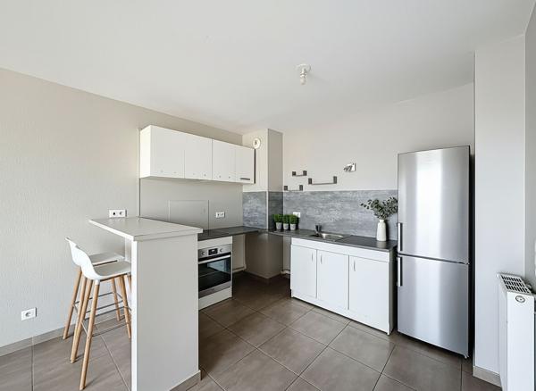 Appartement à Meaux dans une résidence de 2015 - proche Pâtis et avenue Foch - 2 pièces - balcon et place de parking en sous-sol - secteur calme - gare à 20 minutes à pied.